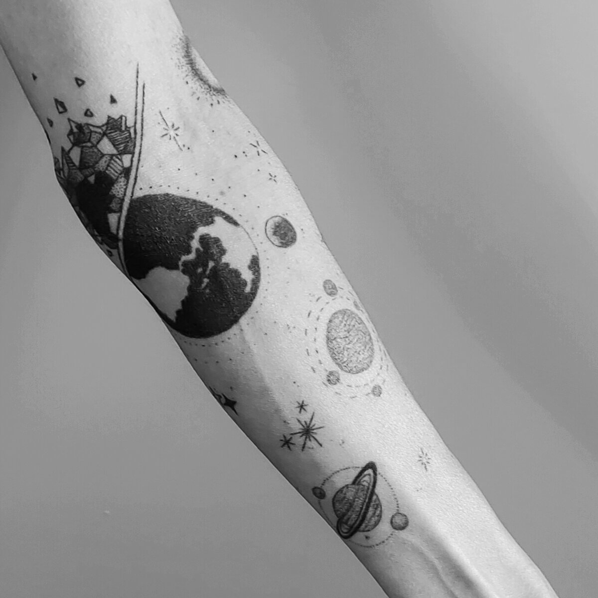 tatouage handpoke bras planète système solaire étoiles