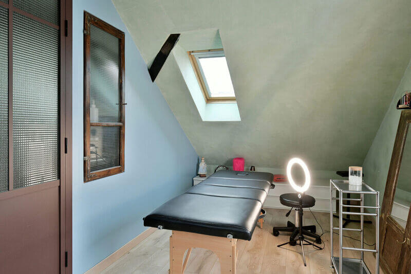 Studio de tatouages salle technique avec table