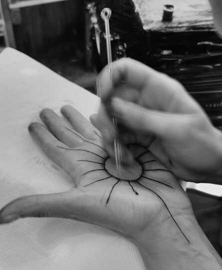 une main tatouée soi même en handpoke